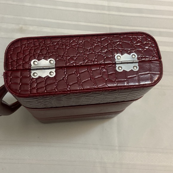 Hardshell Cosmetics Travel Case In Burgundy Croc Print With Center Mirror- Nice! - Picture 9 of 13